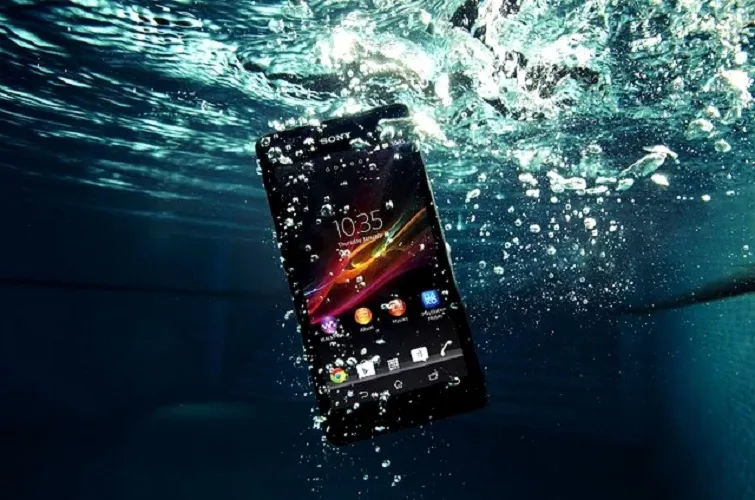 Điện thoại rơi xuống nước không lên màn hình