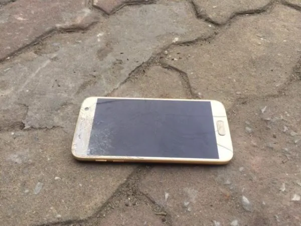 Điện thoại Samsung bị rơi xuống đất