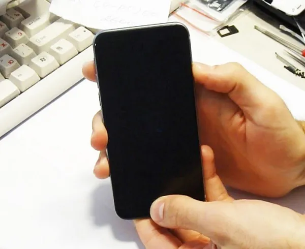 Màn hình điện thoại bị tối đen có sửa được không?